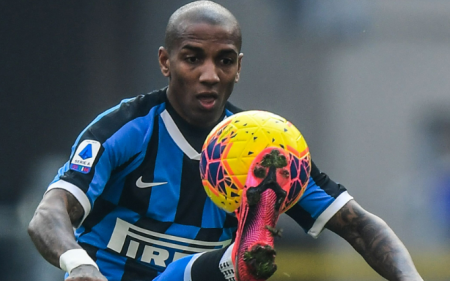 أستون فيلا يعلن رسميًا رحيل آشلي يونج عن النادي